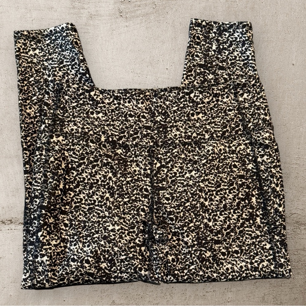 Like New - Never Worn DSG Performance Leggings Animal Print Size Large Women’s
